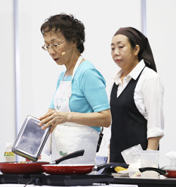 谷敬子氏(左)、助手の安田恵利子氏(右)