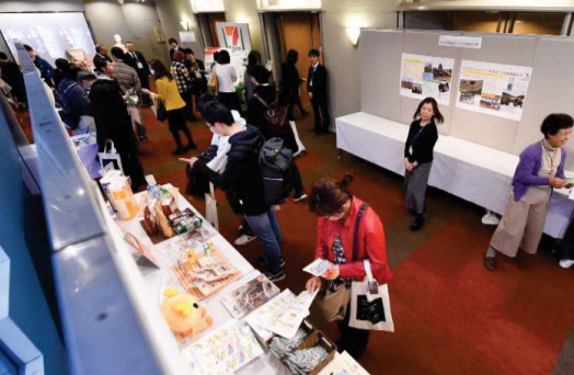 来場者でにぎわう展示コーナー氏