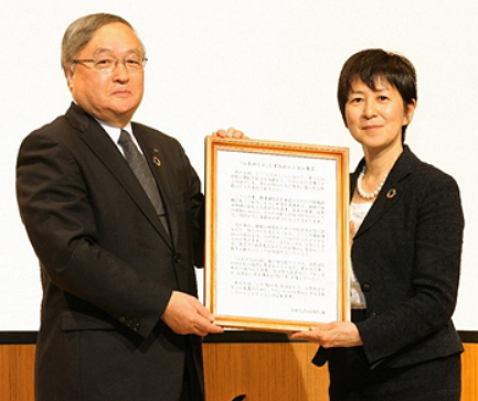 吉林静岡県副知事（左）伊藤消費者庁長官（右）