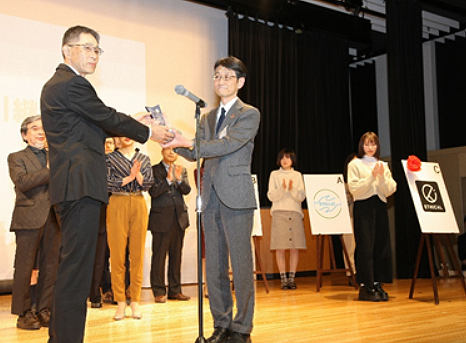 エシカルバトン引継ぎ式 鈴木静岡県くらし・環境部長（左） 清原富山県生活環境文化部次長（右）