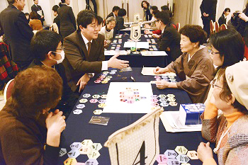 カードゲームで活発に意見を出し合う参加者