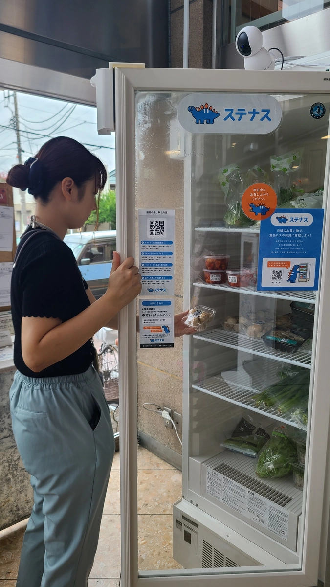 「ステナス」のキービジュアル。店舗ごとにその日取り扱っている商品は異なる。予めスマートフォン上で購入し、専用の冷蔵庫で受け取る仕組みとなっている