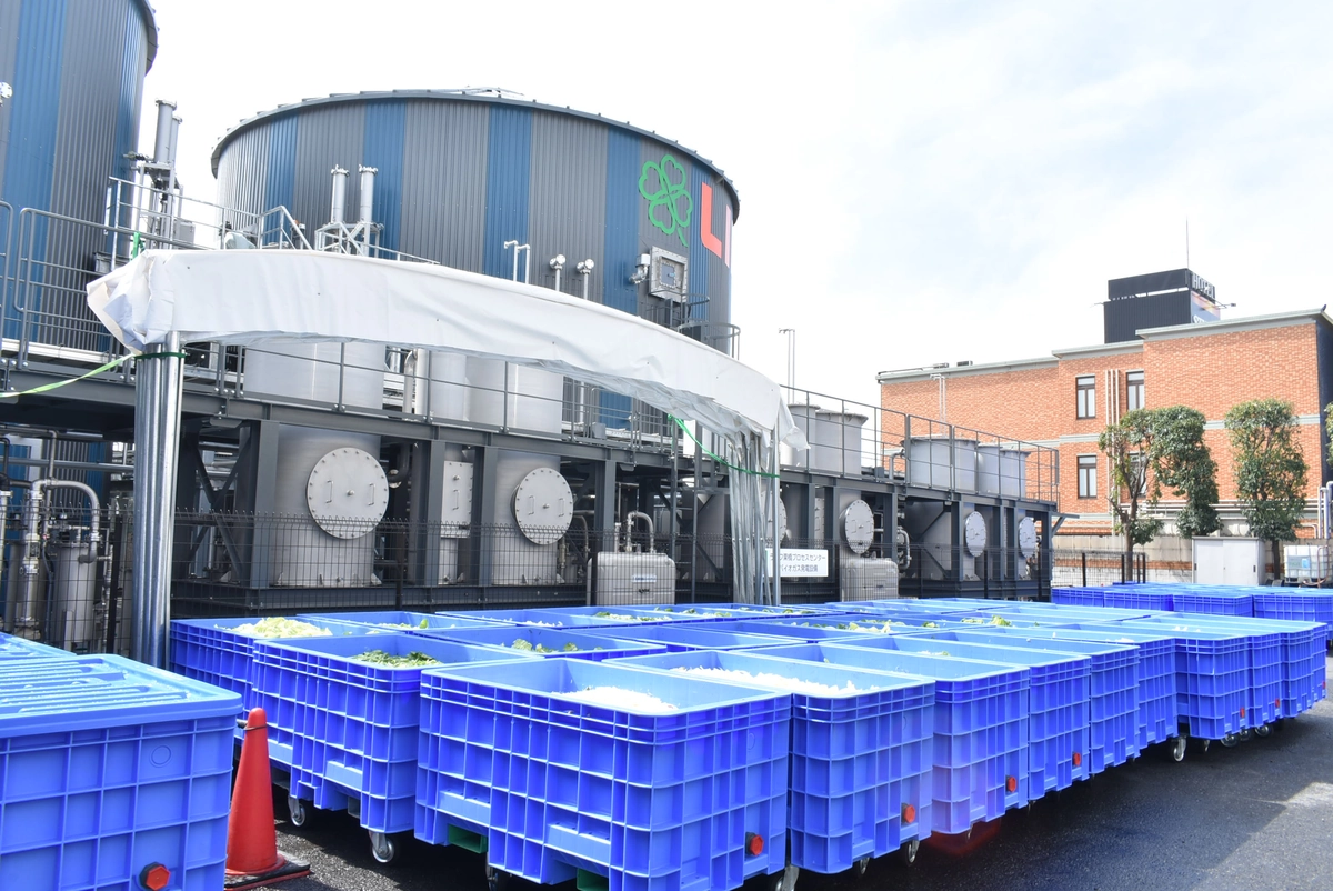 バイオガス発電設備。奥に見えるタンクが発酵槽